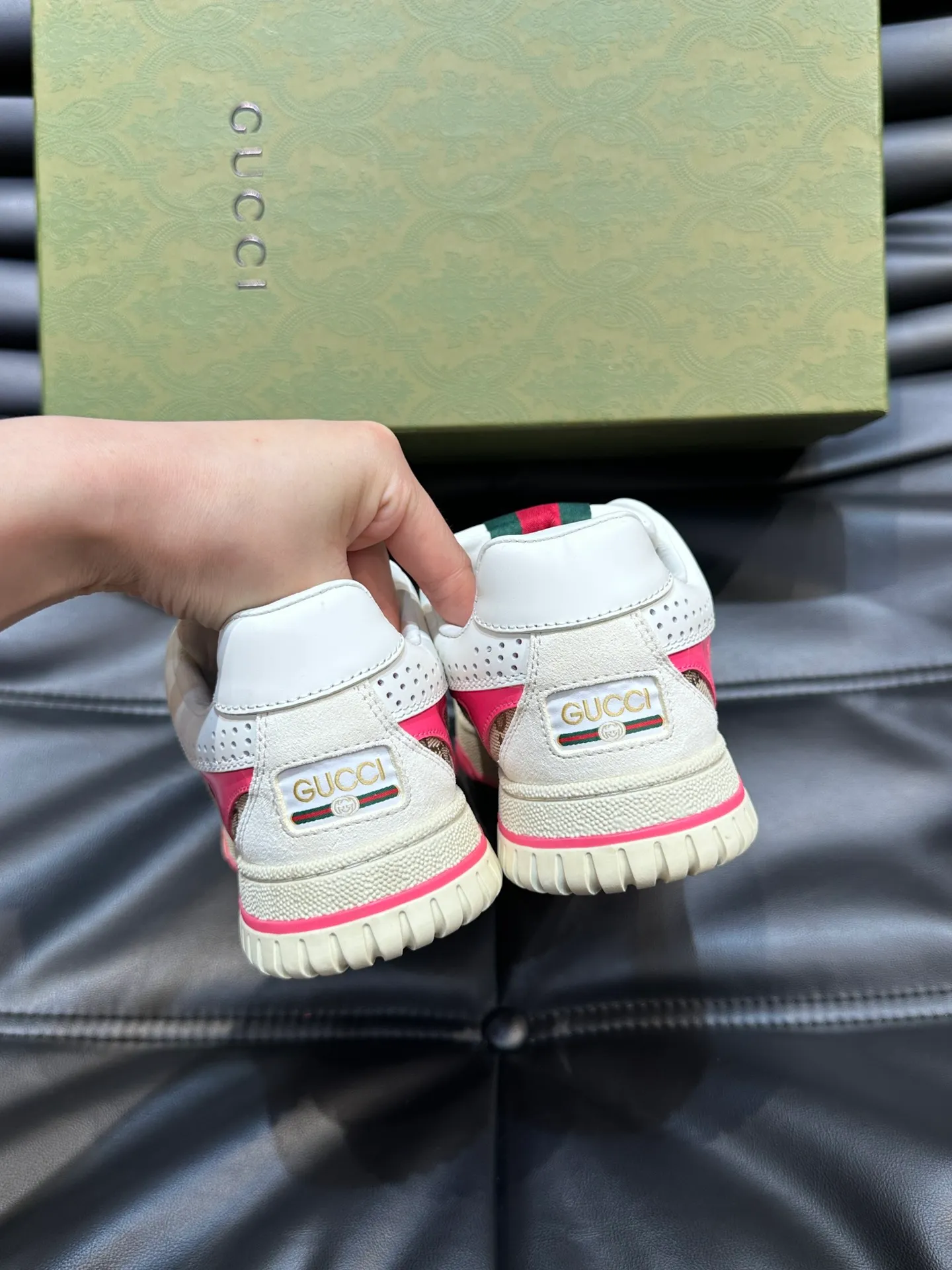 p480 Men's Men's Shoes Gucc*Gucci Re-Web series👫Couple's webbed leather sneakers, as the first sneakers created by Sabato De Sarno for Gucci, the Re-Web series reinterprets the brand's classic stripes, and sets off the modern silhouette design with bold and unique details. This shoe is crafted from iconic classic GG canvas and white leather. This new sneaker is ingeniously decorated with many of the brand's classic details, and is equipped with a bright red and green webbing tongue, which will make people fall in love at first sight. Yuan Size: Female 35-40 Male 39-44 (can be customized to 45, 46